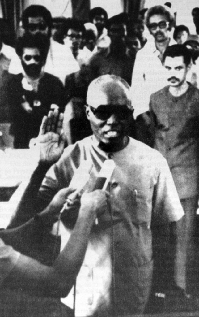 Aristides Pereira no momento solene de juramento a quando da tomada de posse como Presidente da República de Cabo Verde.