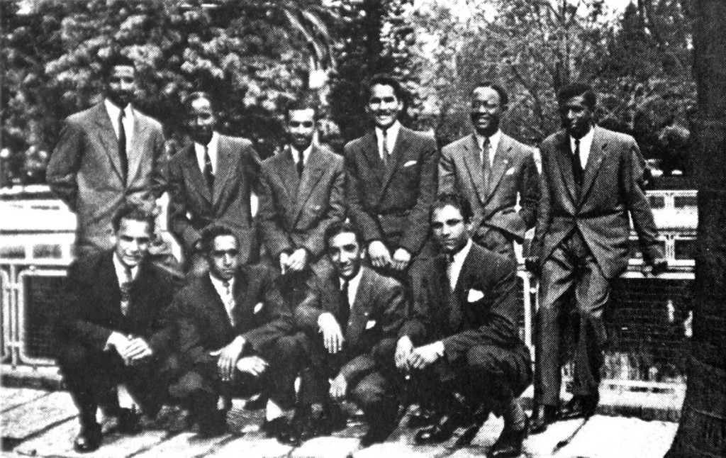 Amílcar Cabra (segundo a contar da direita) em Marcelino dos Santos (segundo em pé a contar da esquerda. Lisboa, 1948